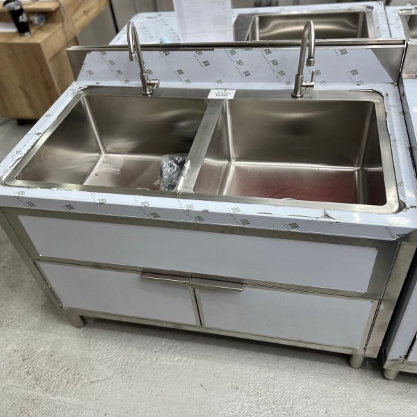 4ft Double Sink w/cabinets